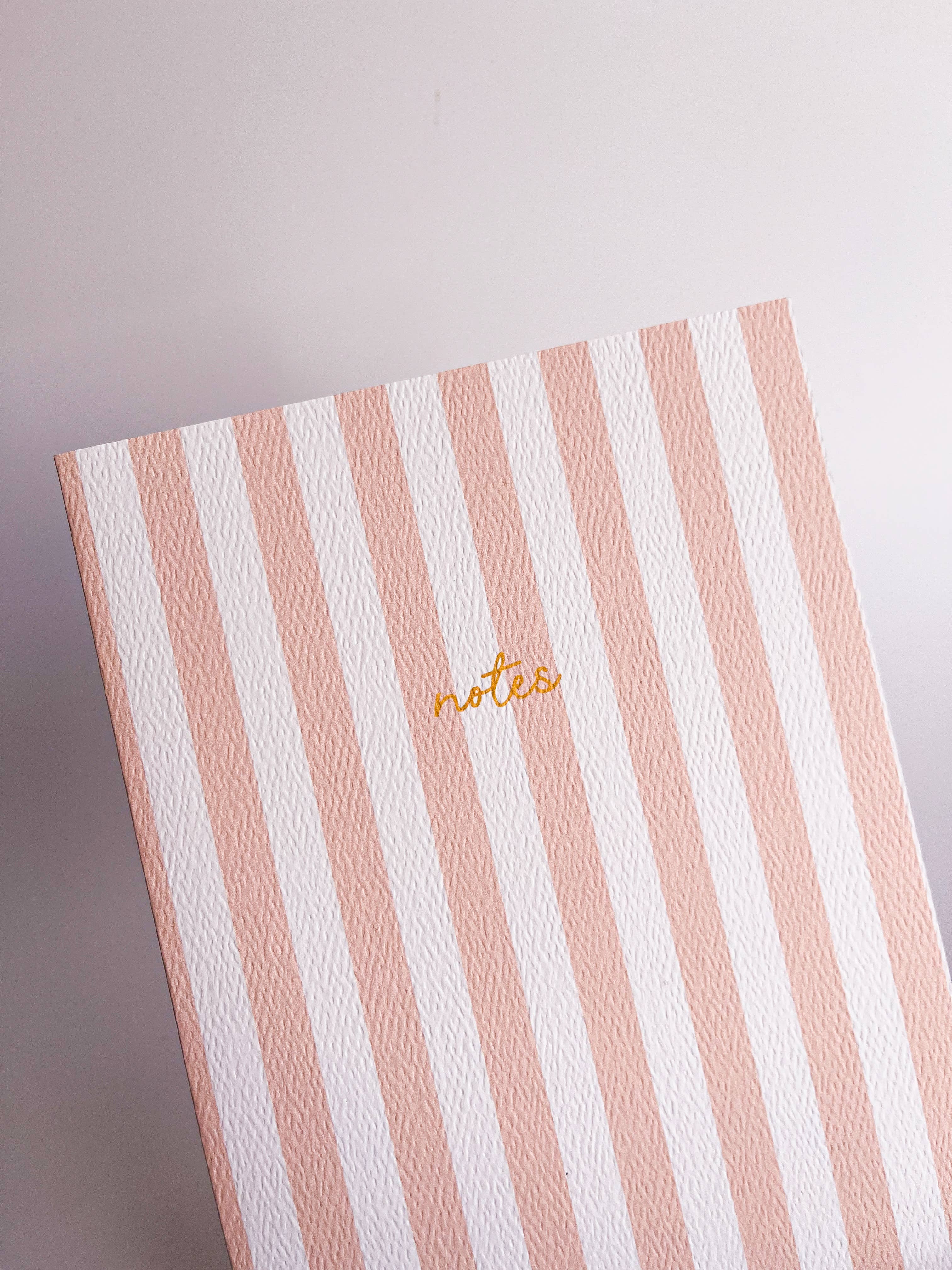 Cahier rayé avec couleur contrastante